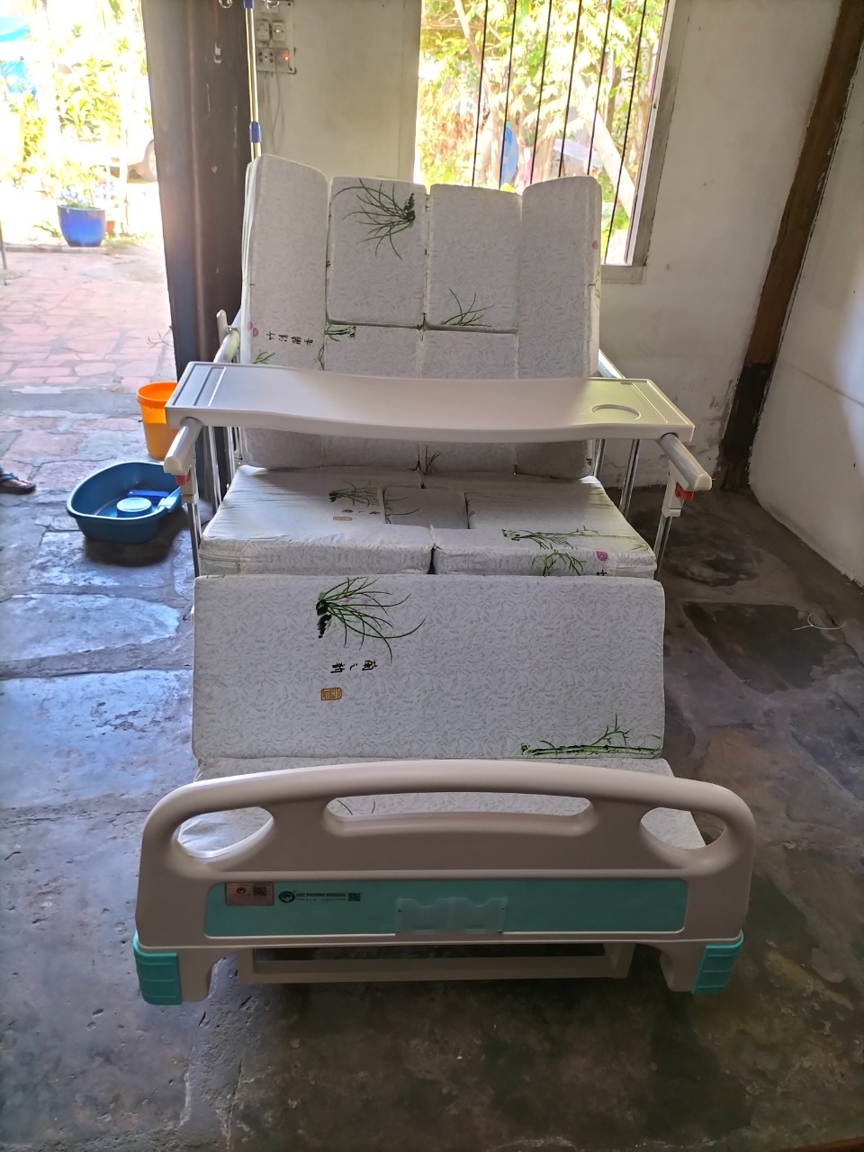 Giường 4 tay quay